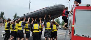 帶上沖鋒舟，大家一起風(fēng)雨同舟！